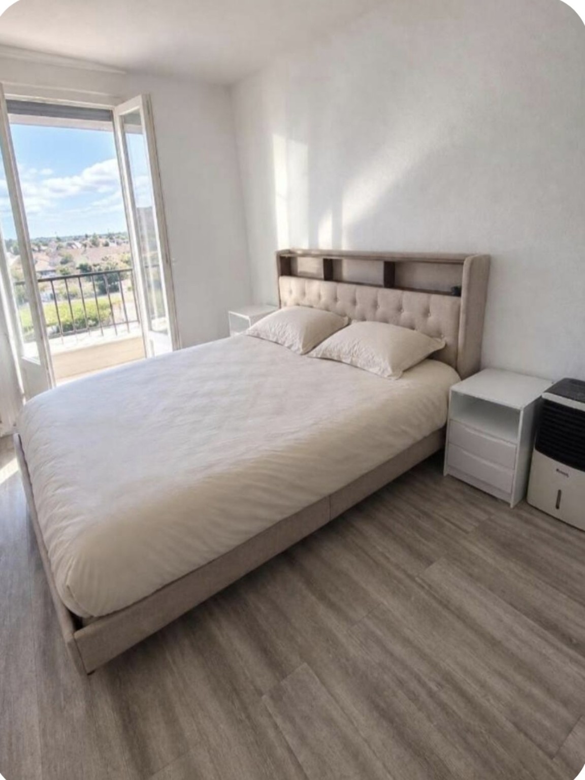 Chambre lumineuse avec lit double