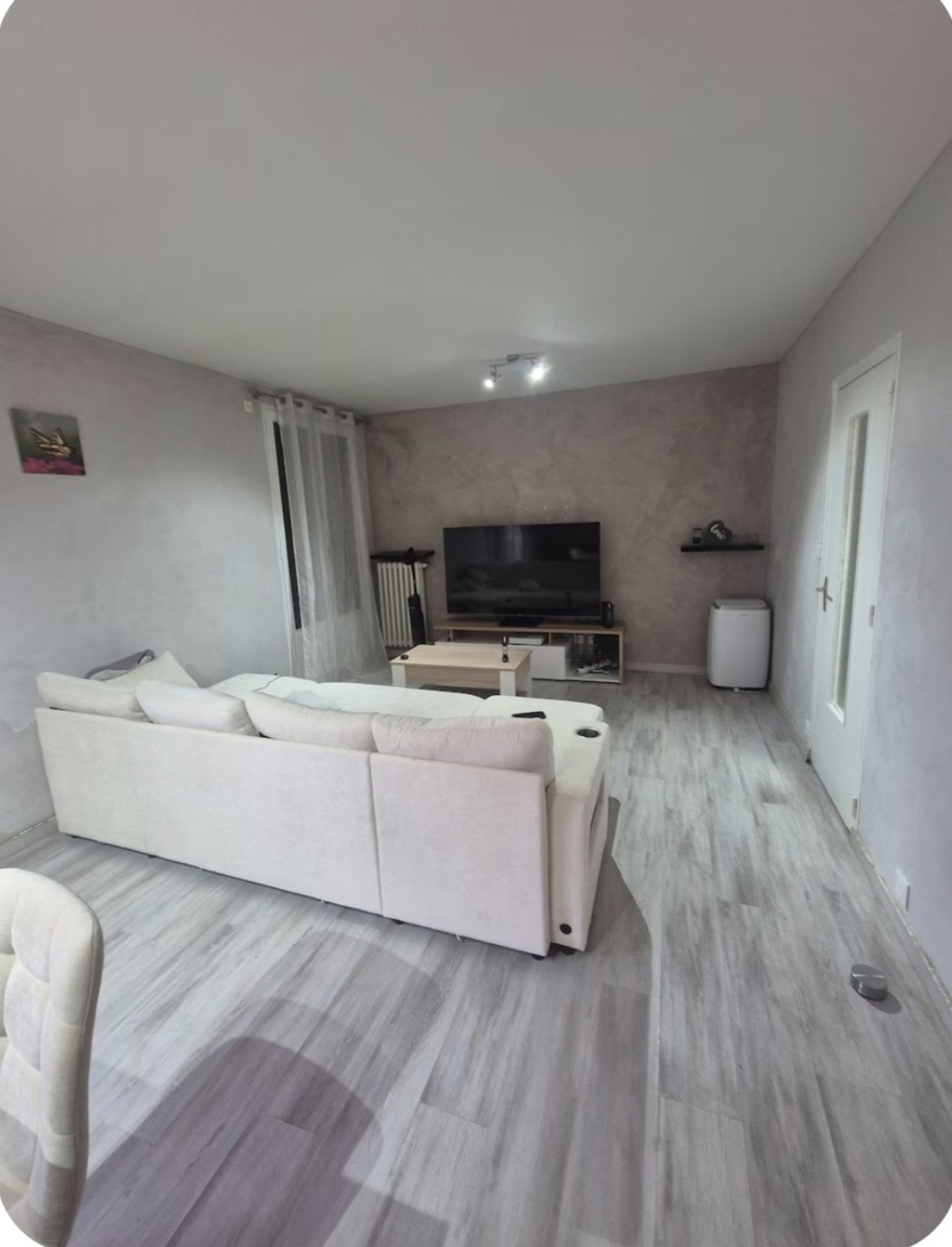 Photo actuelle du salon avec canapé blanc
